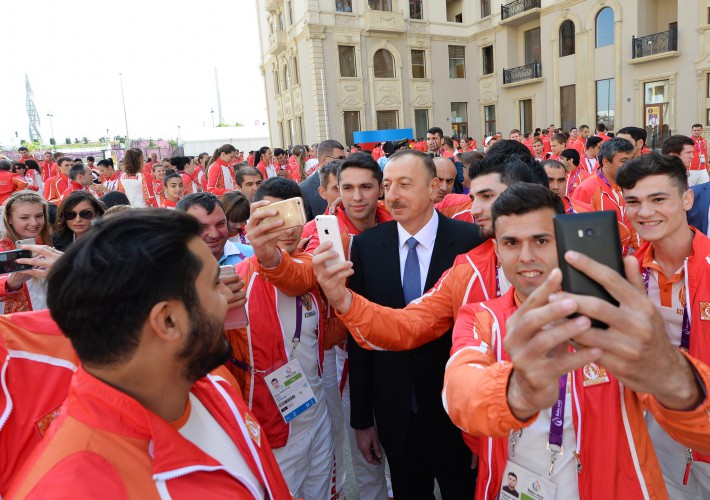 Ilham Aliyev, his spouse meet athletes to represent Azerbaijan in European Games (PHOTO)