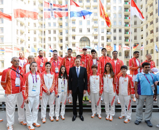 Ilham Aliyev, his spouse meet athletes to represent Azerbaijan in European Games (PHOTO)