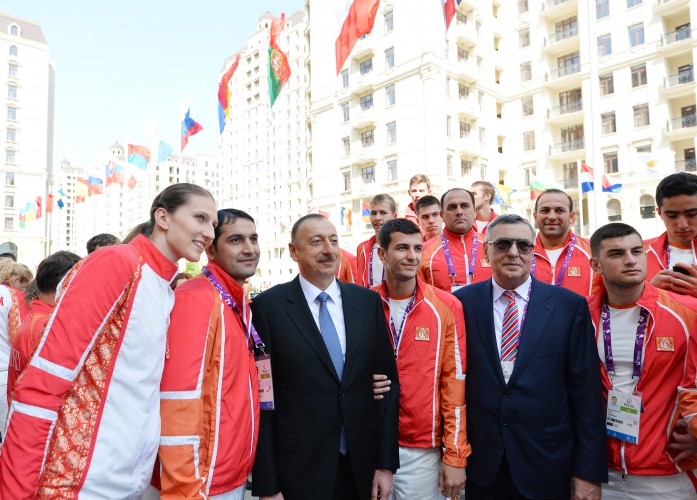 Ilham Aliyev, his spouse meet athletes to represent Azerbaijan in European Games (PHOTO)