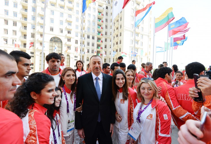 Ilham Aliyev, his spouse meet athletes to represent Azerbaijan in European Games (PHOTO)