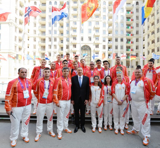 Ilham Aliyev, his spouse meet athletes to represent Azerbaijan in European Games (PHOTO)