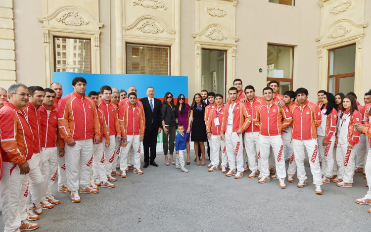 Ilham Aliyev, his spouse meet athletes to represent Azerbaijan in European Games (PHOTO)
