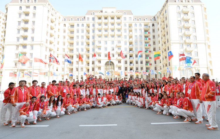 Ilham Aliyev, his spouse meet athletes to represent Azerbaijan in European Games (PHOTO)