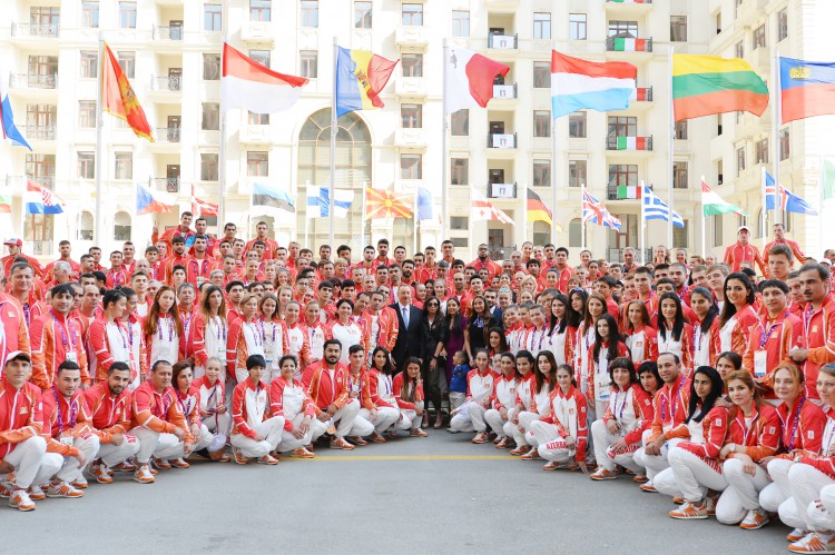 Ilham Aliyev, his spouse meet athletes to represent Azerbaijan in European Games (PHOTO)