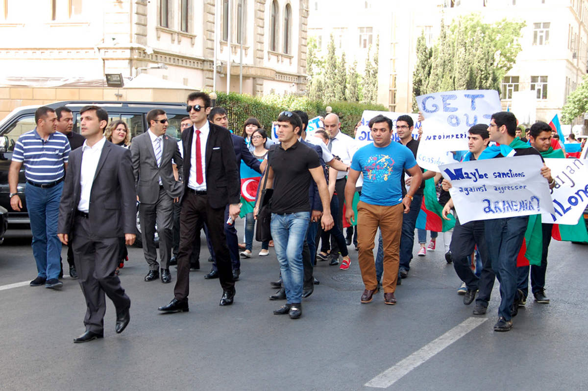 Azerbaijani youth hold protest action in front of EU Delegation building