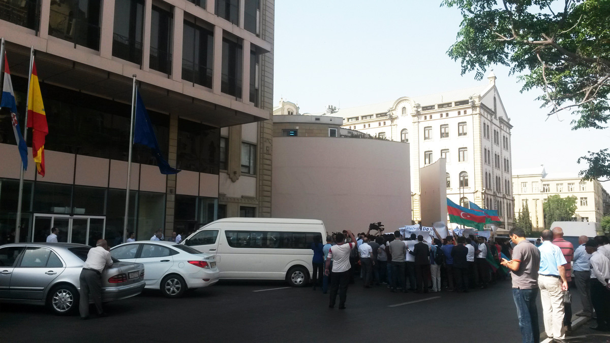 Azerbaijani youth hold protest action in front of EU Delegation building
