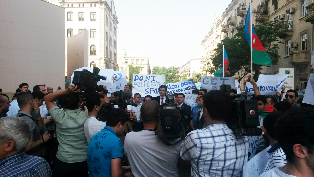 Azerbaijani youth hold protest action in front of EU Delegation building