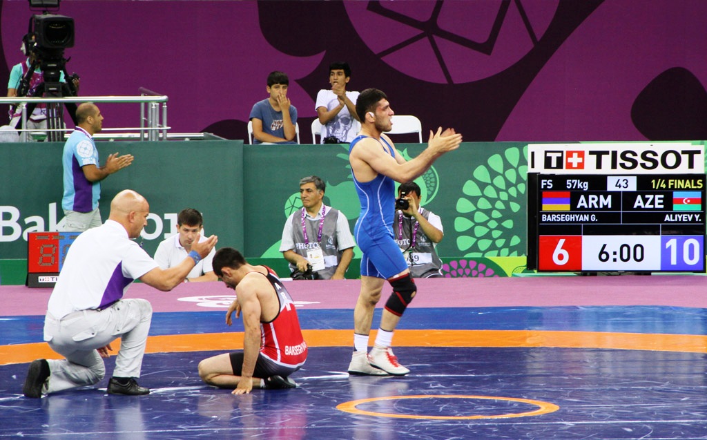 Baku 2015: Azerbaijani wrestler defeats Armenian athlete, advances to semifinals (PHOTO)(VIDEO)