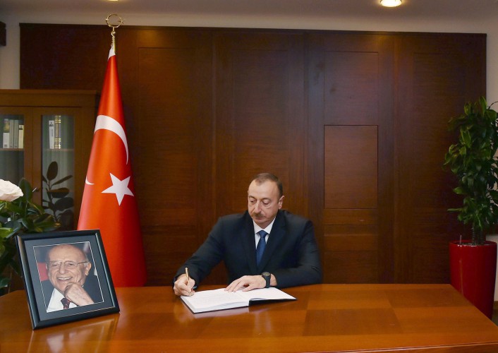 Azerbaijani president visits embassy of Turkey (PHOTO)
