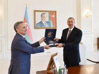 President Ilham Aliyev receives special award of Azerbaijan’s Press Council (PHOTO)