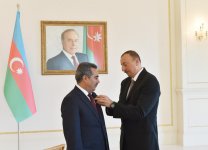 President Ilham Aliyev receives special award of Azerbaijan’s Press Council (PHOTO)
