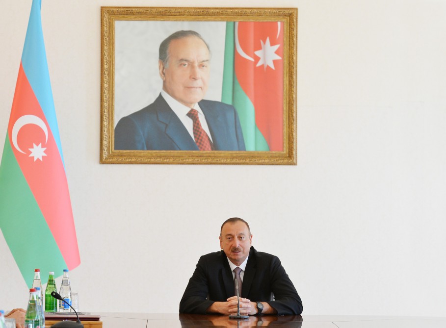 President Ilham Aliyev receives special award of Azerbaijan’s Press Council (PHOTO)