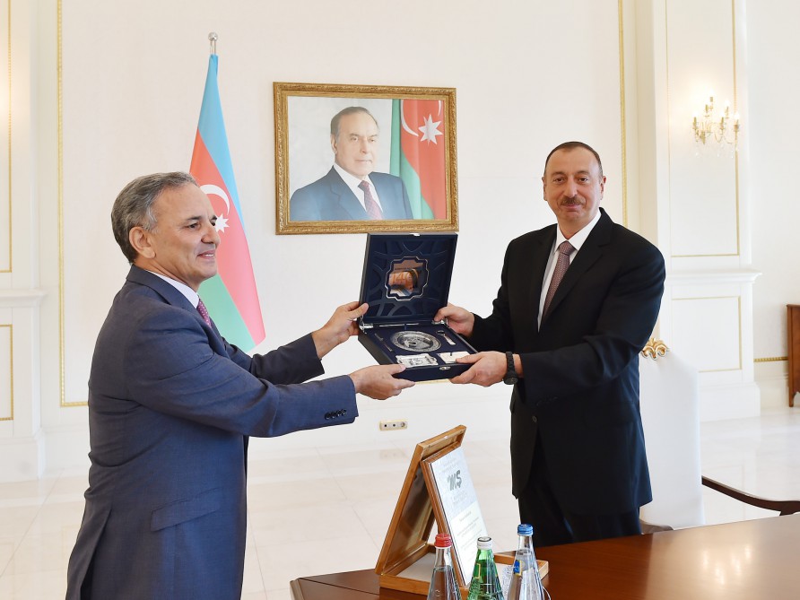 President Ilham Aliyev receives special award of Azerbaijan’s Press Council (PHOTO)