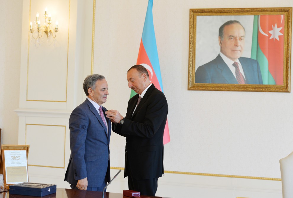 President Ilham Aliyev receives special award of Azerbaijan’s Press Council (PHOTO)