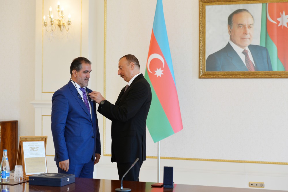 President Ilham Aliyev receives special award of Azerbaijan’s Press Council (PHOTO)