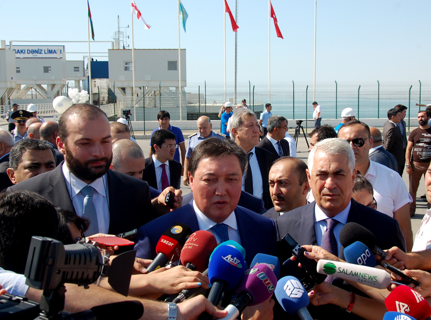 Baku receives first train via Trans-Caspian int’l transport route (PHOTO)