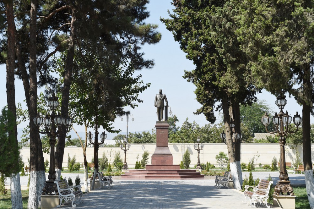Azerbaijani president attends opening of park-boulevard after Heydar Aliyev in Jalilabad