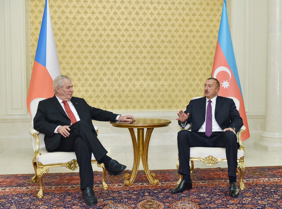 Azerbaijani, Czech presidents hold one-on-one meeting