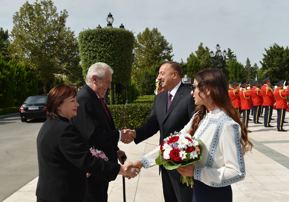 Official meeting ceremony held in Azerbaijan for Czech president