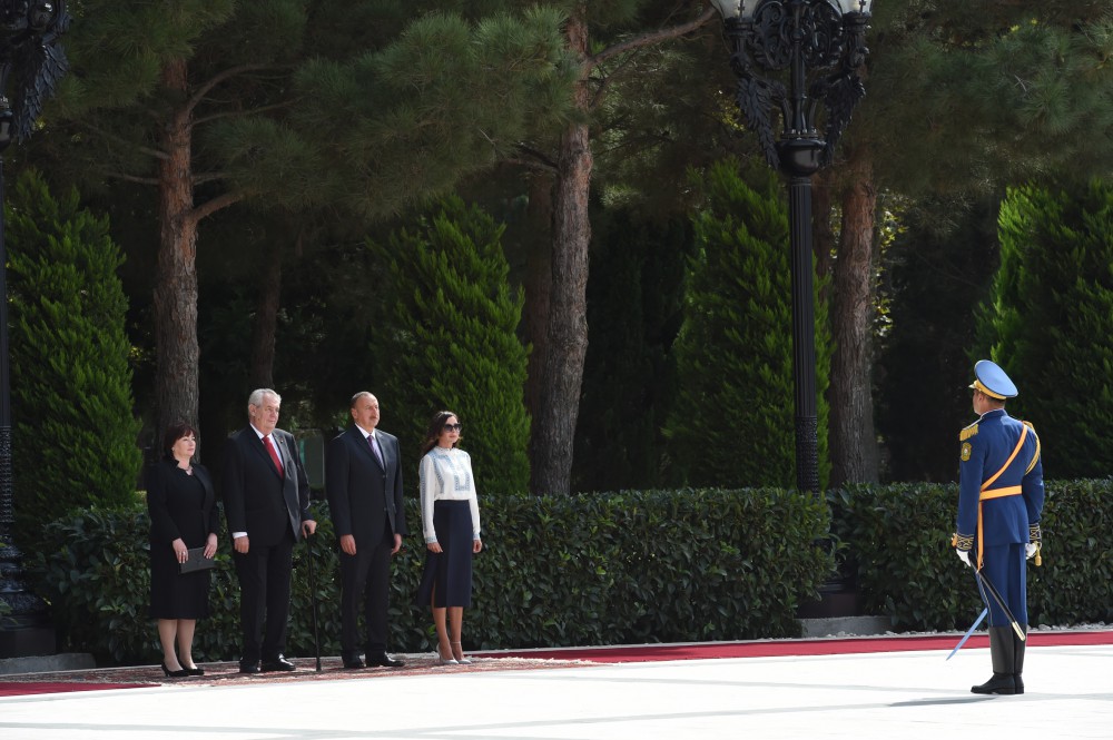 Official meeting ceremony held in Azerbaijan for Czech president