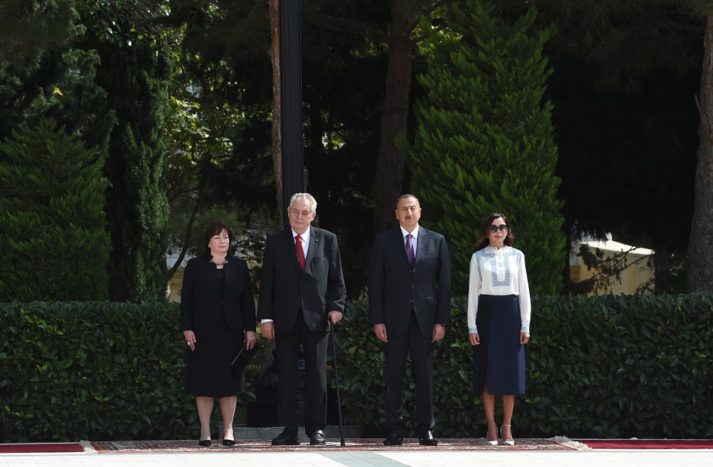 Official meeting ceremony held in Azerbaijan for Czech president