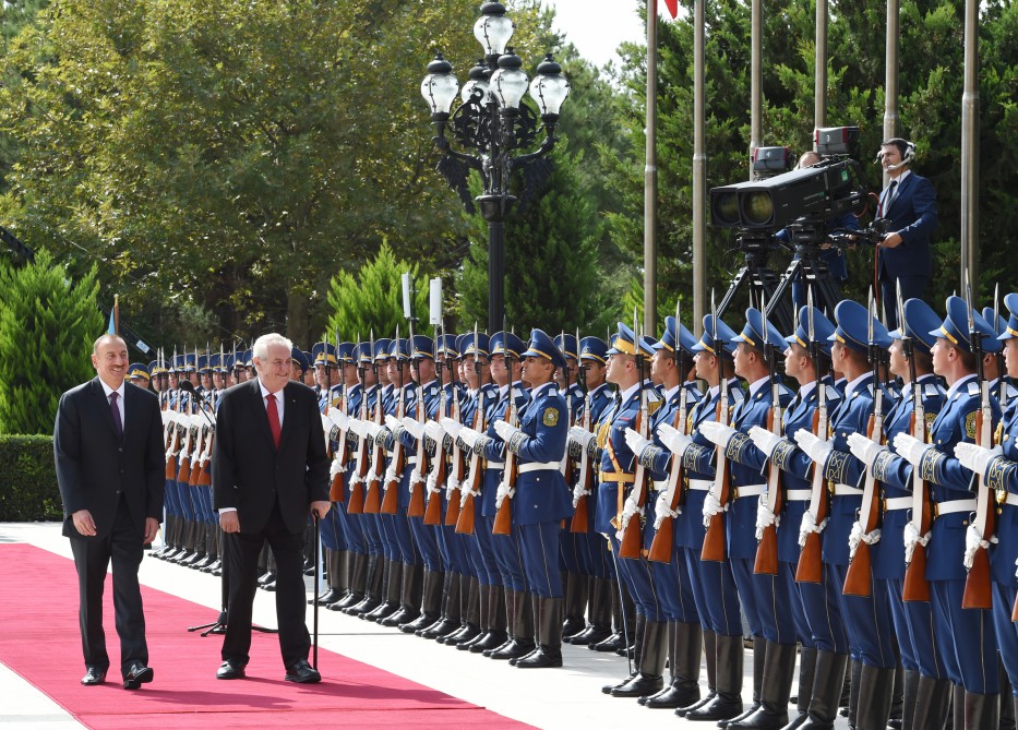 Official meeting ceremony held in Azerbaijan for Czech president