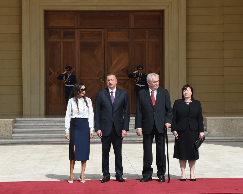 Official meeting ceremony held in Azerbaijan for Czech president