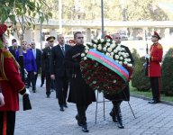 Azerbaijani president visits Heroes Memorial in Tbilisi