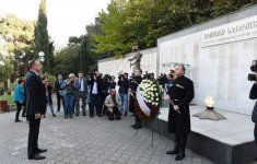 Azerbaijani president visits Heroes Memorial in Tbilisi