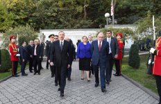 Azerbaijani president visits Heroes Memorial in Tbilisi