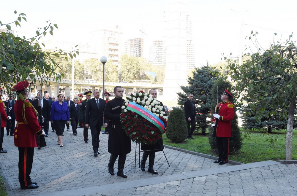 Azerbaijani president visits Heroes Memorial in Tbilisi