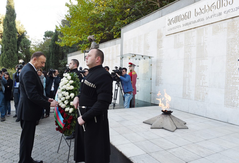 Azerbaijani president visits Heroes Memorial in Tbilisi