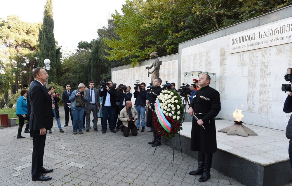 Azerbaijani president visits Heroes Memorial in Tbilisi