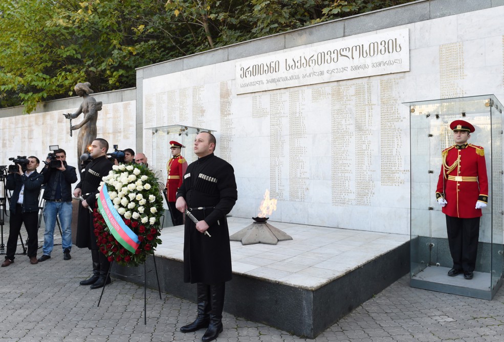 Azerbaijani president visits Heroes Memorial in Tbilisi