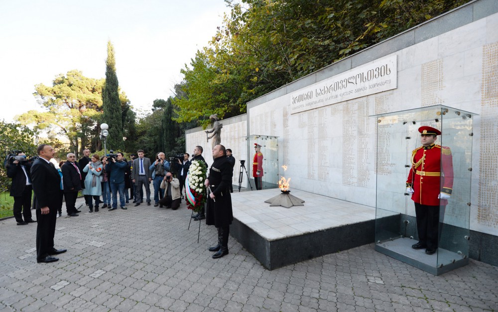 Azerbaijani president visits Heroes Memorial in Tbilisi