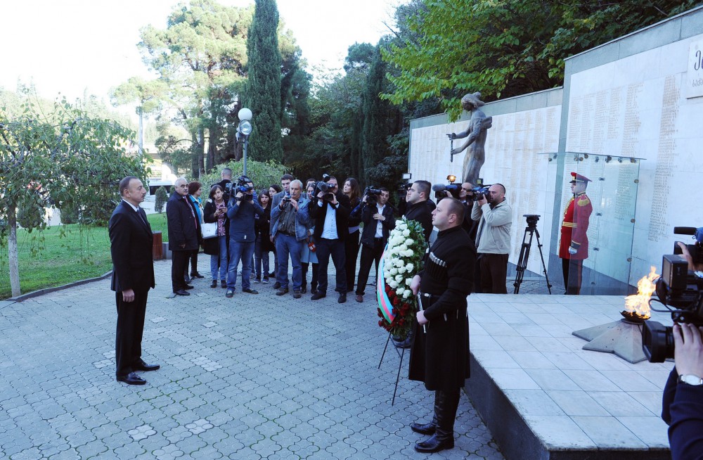 Azerbaijani president visits Heroes Memorial in Tbilisi