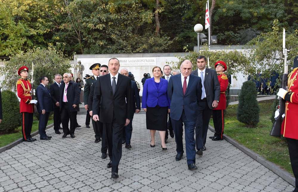 Azerbaijani president visits Heroes Memorial in Tbilisi