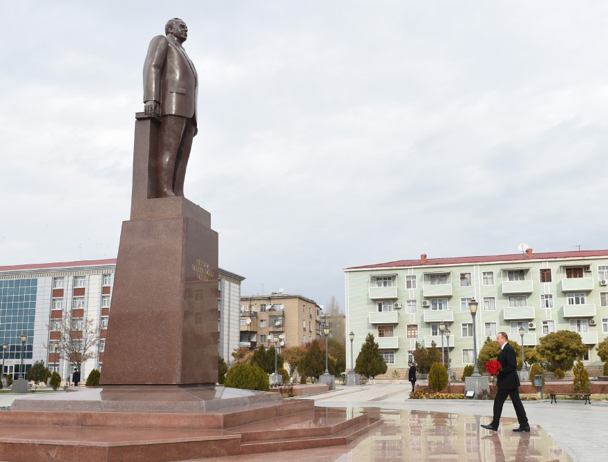 Azerbaijani president visits statue of national leader Heydar Aliyev in Nakhchivan
