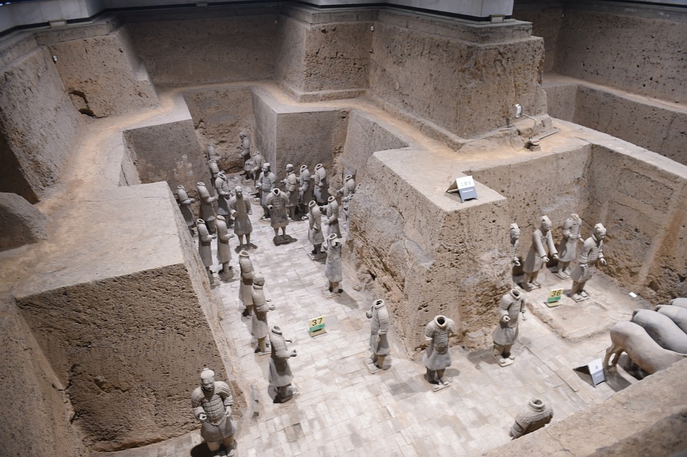 President Ilham Aliyev views Terracotta Army Museum in China