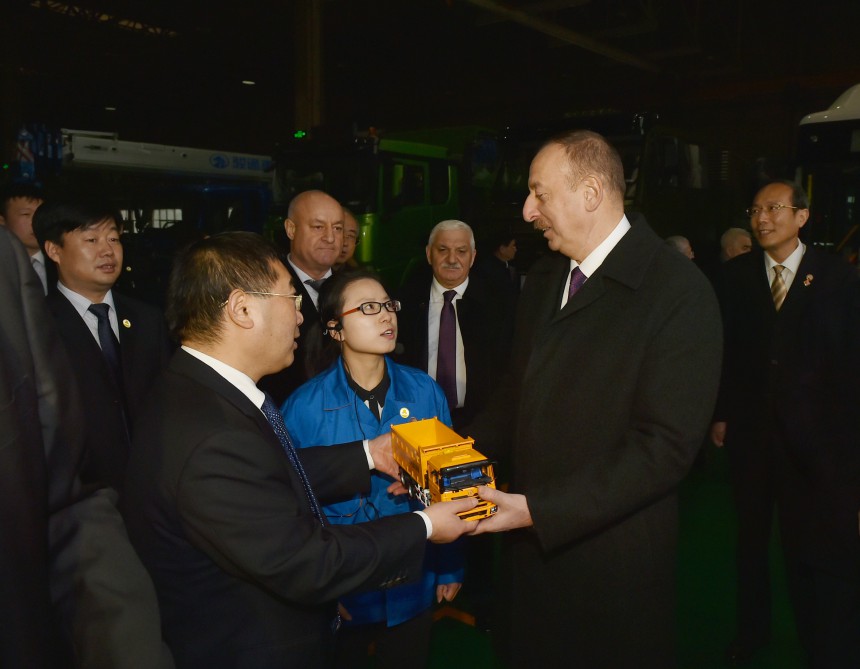 President Aliyev visits Shaanxi Automobile Group in Xian (PHOTO)