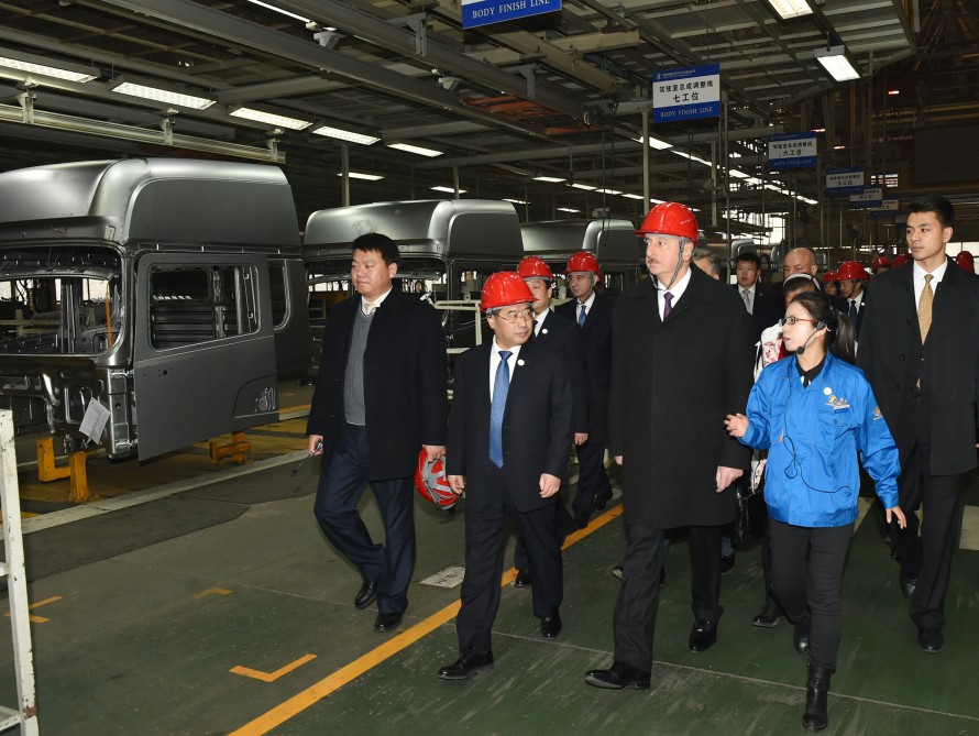 President Aliyev visits Shaanxi Automobile Group in Xian (PHOTO)