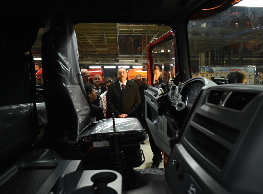 President Aliyev visits Shaanxi Automobile Group in Xian (PHOTO)