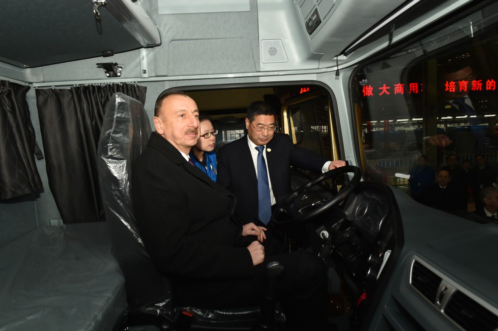 President Aliyev visits Shaanxi Automobile Group in Xian (PHOTO)