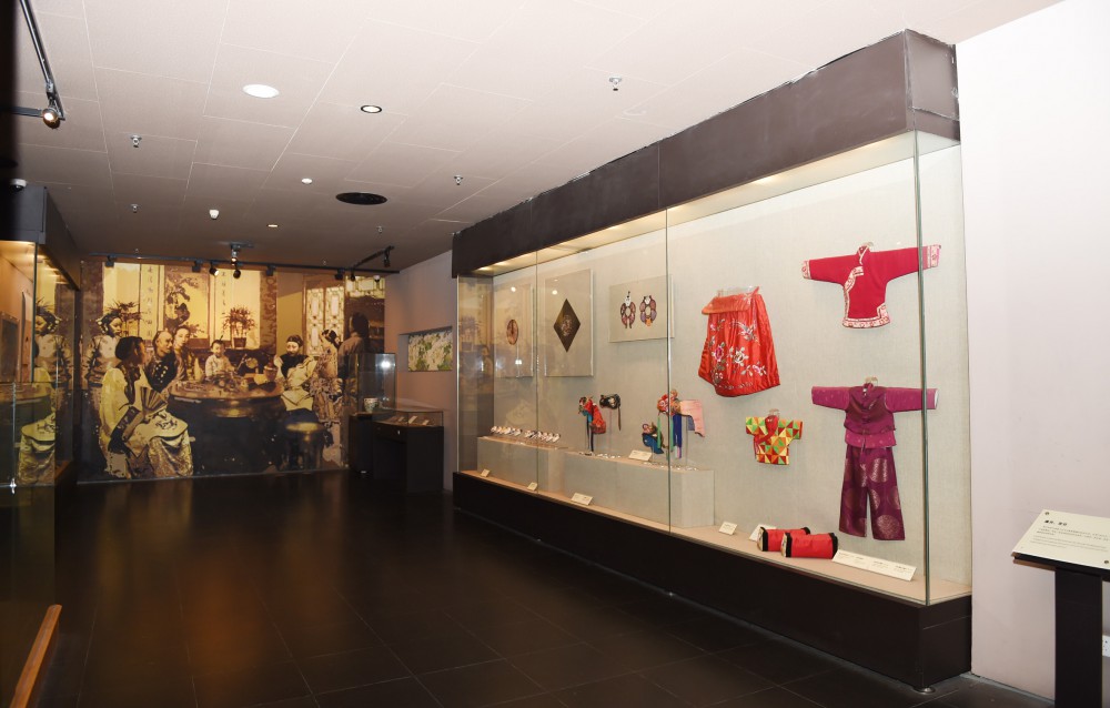 President Aliyev views Capital Museum in Beijing