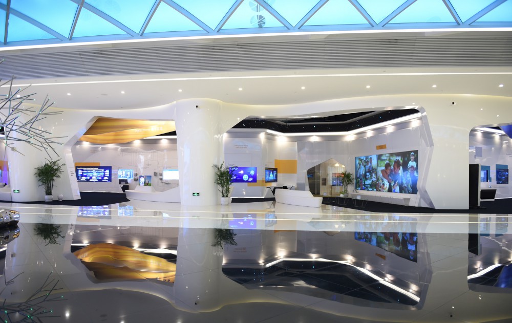 President Aliyev visits exhibition centre of Huawei in Beijing