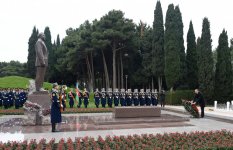 Azerbaijani president pays tribute to national leader Heydar Aliyev