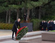 Azerbaijani president pays tribute to national leader Heydar Aliyev