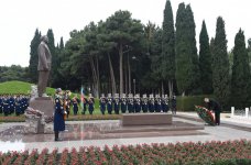 Azerbaijani president pays tribute to national leader Heydar Aliyev