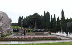 Azerbaijani president pays tribute to national leader Heydar Aliyev