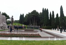 Azerbaijani president pays tribute to national leader Heydar Aliyev